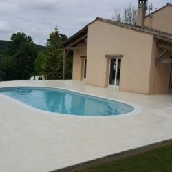 plage de piscine beton imprime