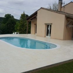 plage de piscine beton imprime