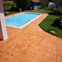 Plage de piscine en béton imprimé