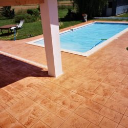 Plage de piscine en béton imprimé