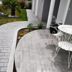 Allée et terrasse en béton imprimé